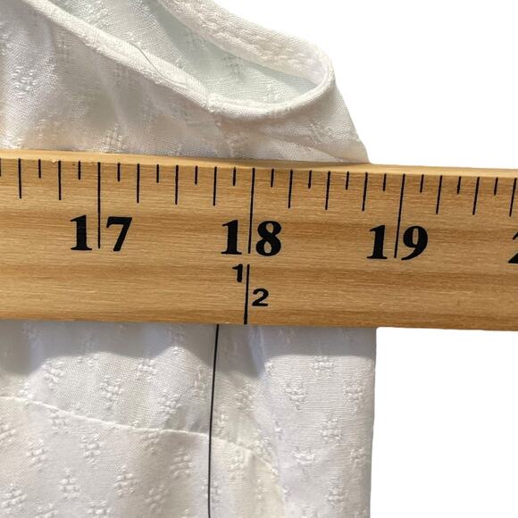 Liz Claiborne White Sleeveless Textured Blouse With Button Detail Size Small NWT - Picture 4 of 7